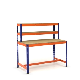 Mesa de trabajo con repisa y reposapiés azul y naranja con aglomerado y producto
